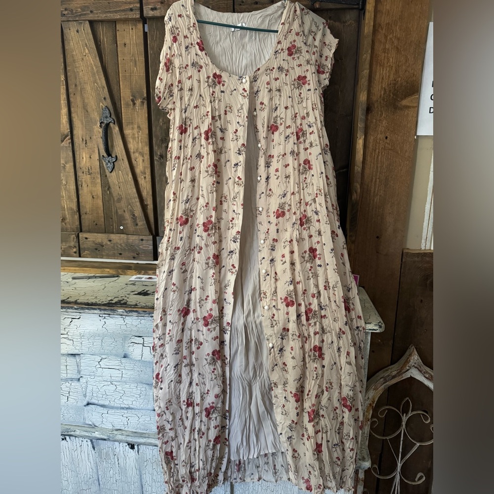 Chic Floral Maxi Dress in Cream and Red